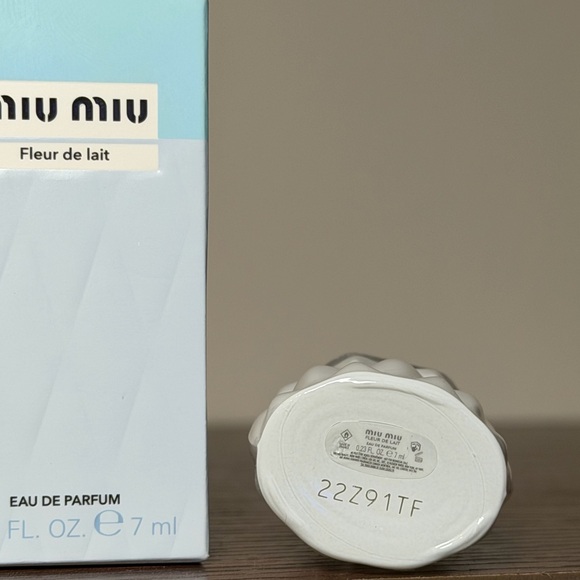 Miu Miu Fleur De Lait Eau De Parfum - Picture 2 of 2